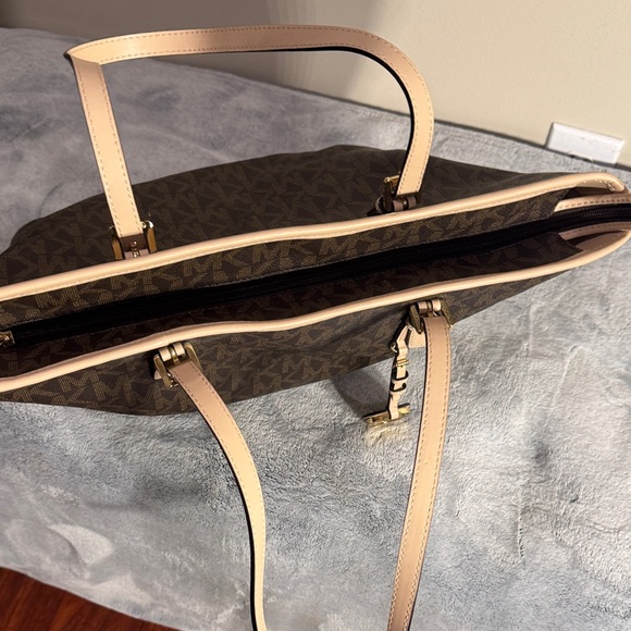 Michael Kors Jet Set Large Signature Logo Tote Bag - Picture 8 of 9